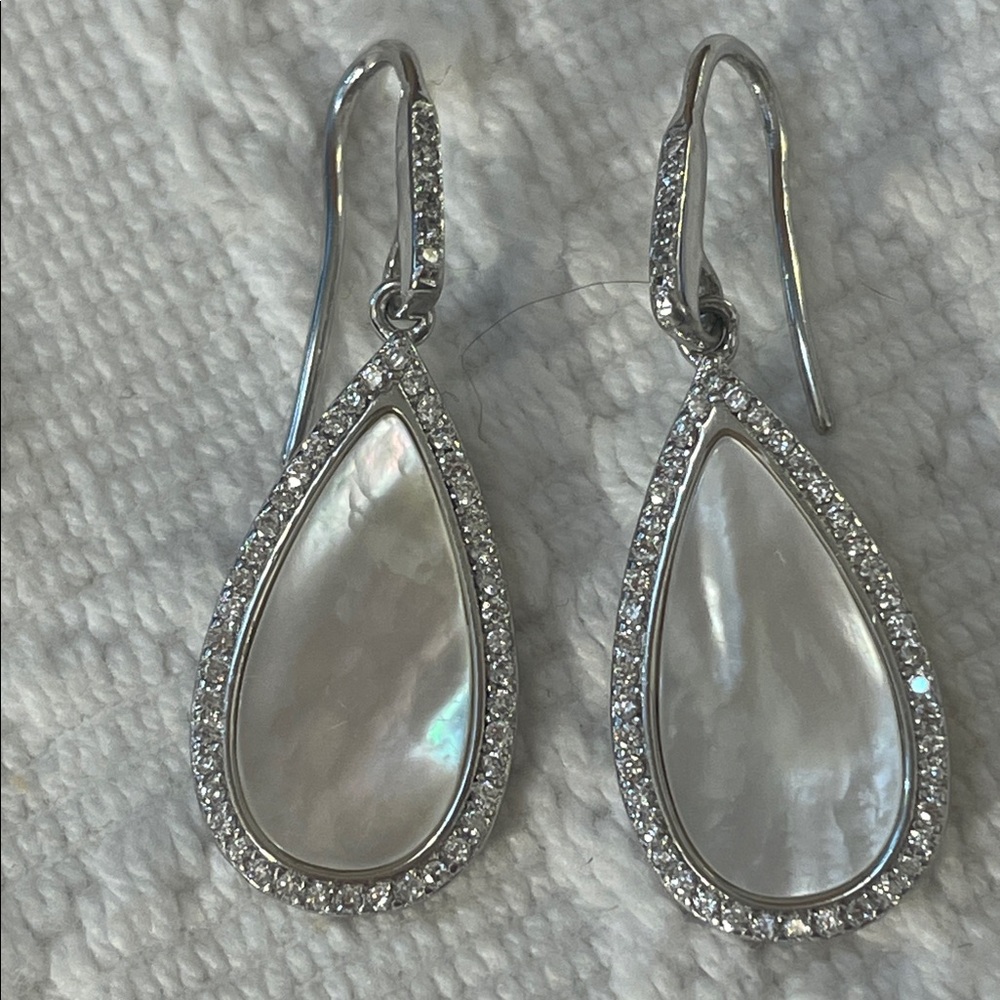 Elegant 925 Silver, mother of pearl teardrop surrounded by diamonds Earrings - Picture 3 of 6